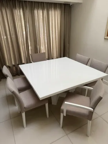 Mesa laca fosca com 4 cadeiras e 2 poltronas em linho