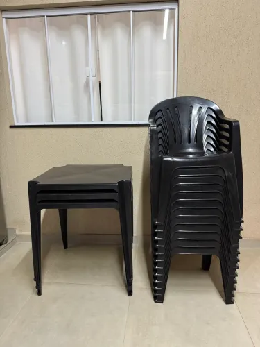 3 Mesas com poltronas em plástico!