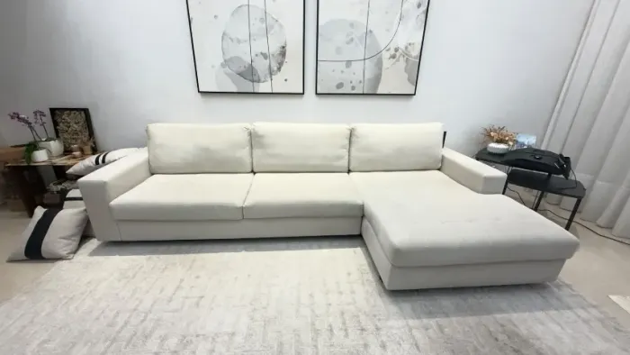 Sofá com Chaise em Suede Bege/Off-White - 3,20 m - Excelente Estado
