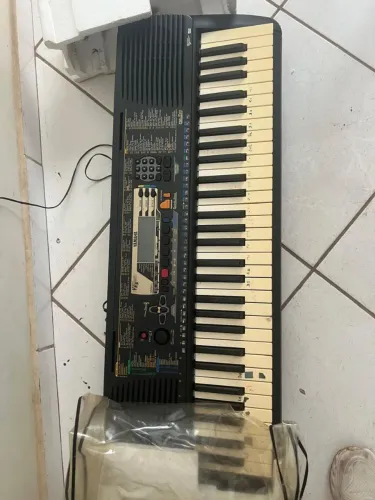 Teclado Yamaha com suporte de chão, caixa, plástico, fonte original.