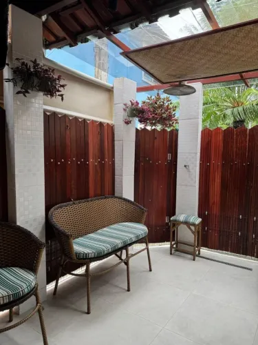Conjunto de mesa e cadeiras externa com almofadas aquablock
