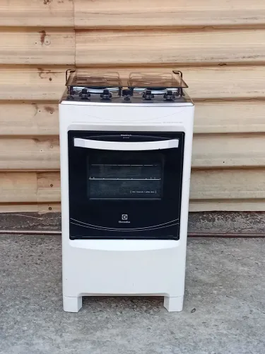 Fogão de 4 bocas Electrolux.