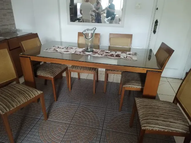 Mesa de Jantar com 6 cadeiras + um aparador - madeira