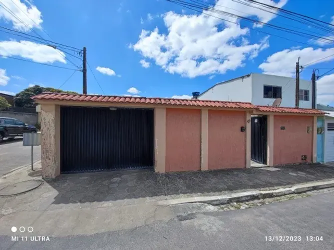 CASA DE ESQUINA À VENDA NA VILA DO QUARTEL!
