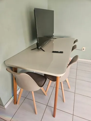 Mesa 180x90cm tampo de vidro com 4 cadeiras com estofado