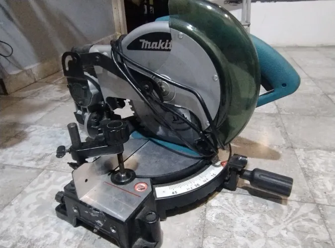 Serra Makita MLS100 com disco multimaterial! Serra Metalon, vergalhão, alumínio e madeira.