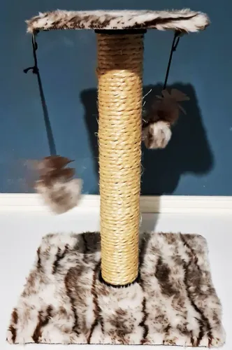 Arranhador De Gatos com 2 Guizos + Poste Sisal Seminovo Montado Cor Malhado (Husky)