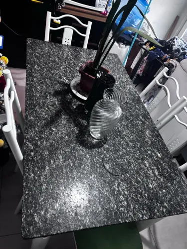 Mesa com tampo de pedra com 5 cadeiras
