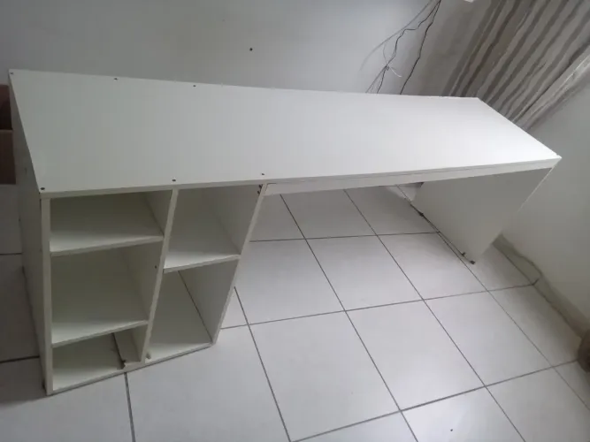 Mesinha de estudo e computador