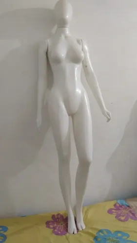 Maniquim em fibra