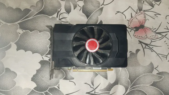 Placa de vídeo XFX Radeon RX 550 2GB GDDR5 (com detalhe na fan)