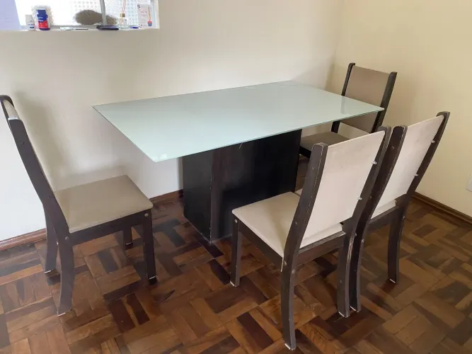Mesa de vidro com 6 cadeiras