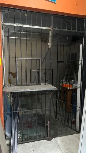 Grade de ferro com porta