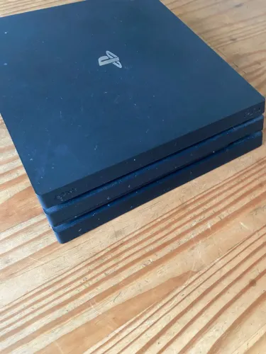 PS4 Pro + dois controles + 5 jogos