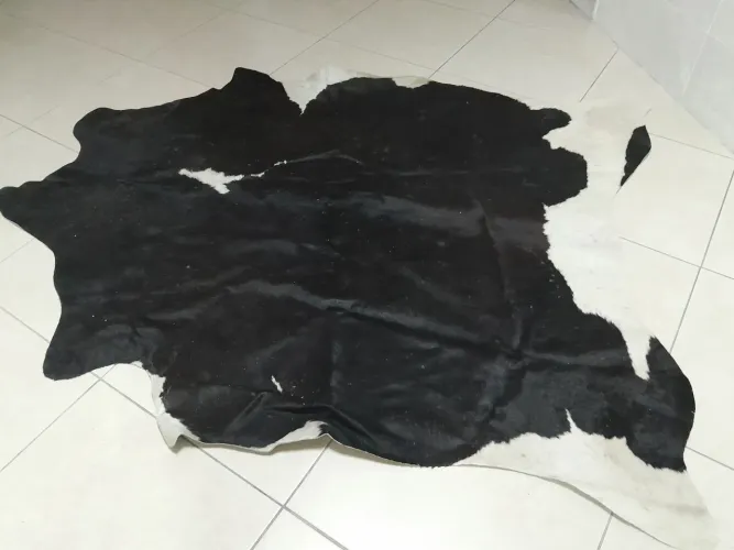 Tapete de couro em preto e branco (legítimo)
