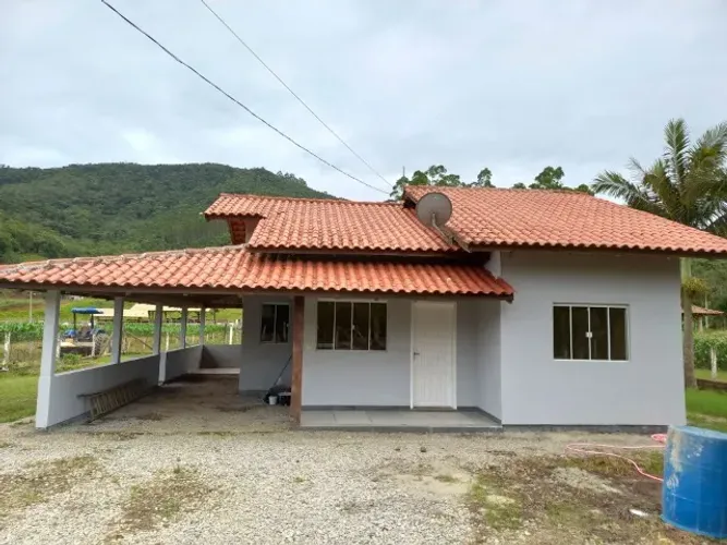 Casa com 2 quartos e amplo terreno no bairro Oliveira, Tijucas/SC