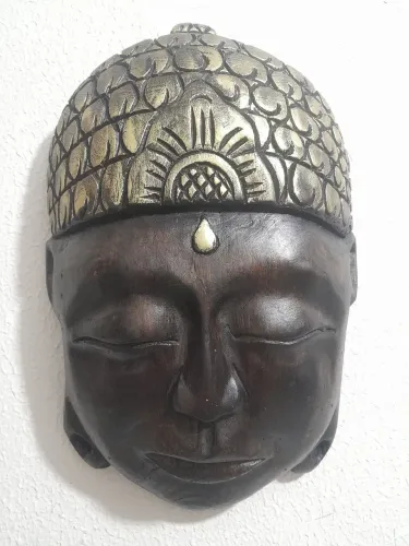 Máscara buda em madeira entalhada