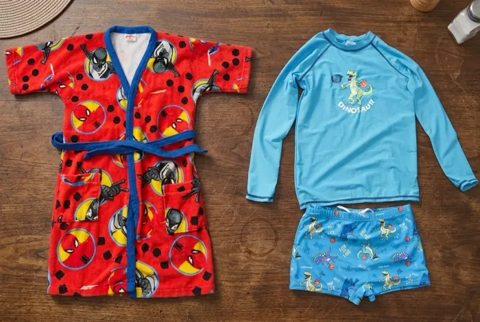 Roupão infantil + roupa de praia infantil / sunga