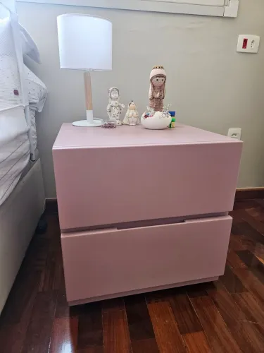 Mesinha de cabeceira rosa MDF