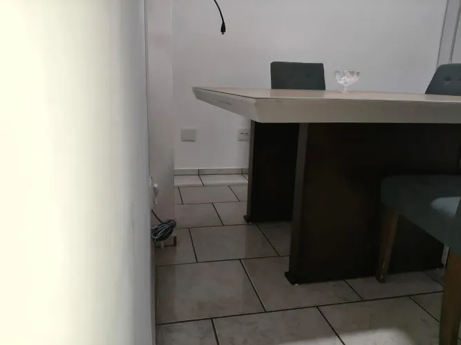 Mesa de jantar tampo de vidro 1,37 x 1,37 4 cadeiras
