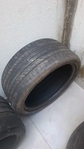 Vendo pneu 285/35/R21 200$