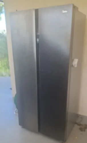 Vendo geladeira para interessados em consertar ou aproveitar peças.