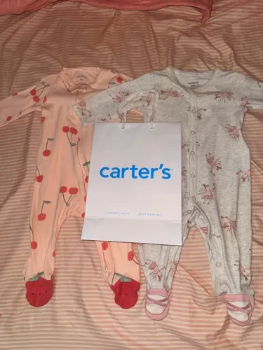 2 macacões Carter?s para bebês tamanho 6m (pijama usado)