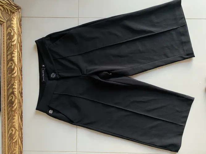 Calça preta Fallacci tendência estilo bermuda feminina brechó desapego 38