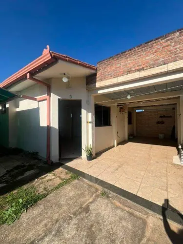 Casa Geminada com 2 Quartos e Área Privativa