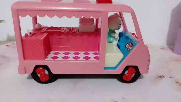 Trailer Hello Kitty funcionando 