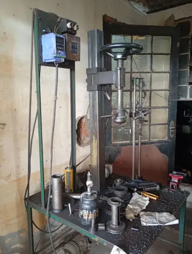 Máquina dispositivo para soldar amortecedores e soldas circulares