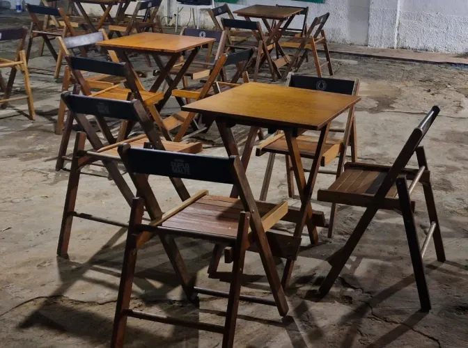 Vendo conjuntos de mesas e cadeiras de madeira dobráveis