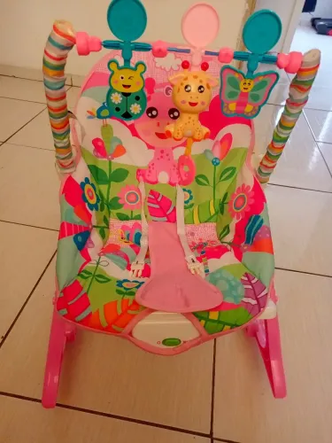 Cadeirinha de balanço musical girafinha semi nova bebê menina menina girafinha
