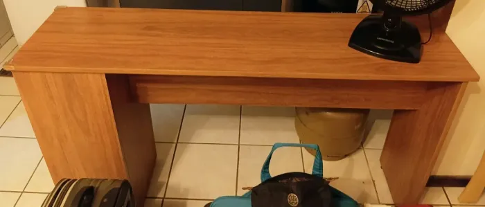 Mesa com adega