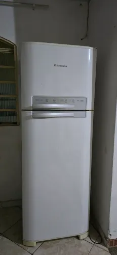 Geladeira Electrolux DF50 Frost Free COM DEFEITO