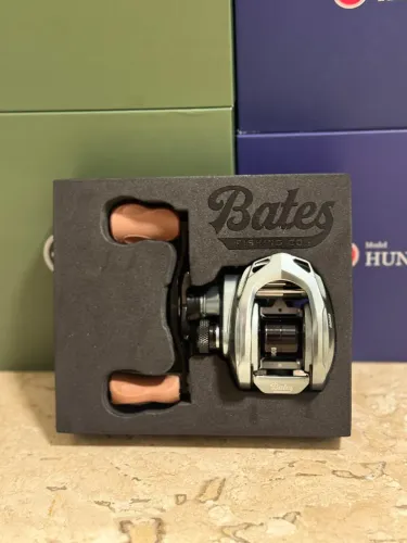 Carretilha Bates The Hundo 100 7.1:1 - Esquerda | NOVA | Ultra Premium