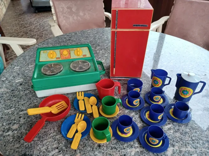 Lote miniaturas geladeira, fogão e jogo de café. .