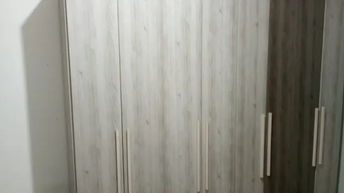 Vendo guarda-roupa de casal moderno, estilo bicolor (madeira clara )