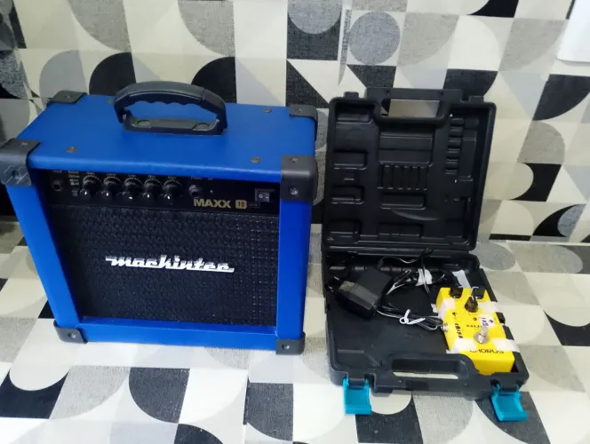 Caixa amplificada e um pedal
