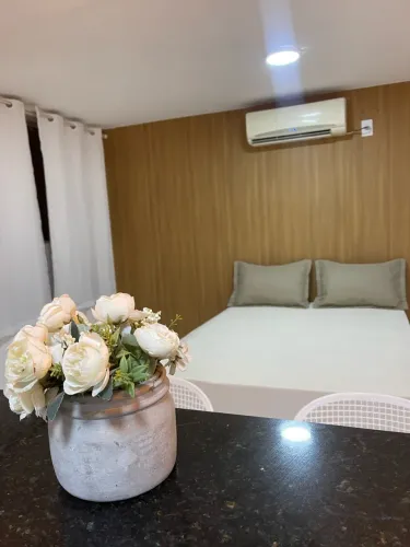 Kitnet mobiliada com cama, ar e cozinha - Natal/RN