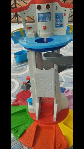 Torre da patrulha canina em ótimo estado
