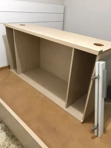 ARMÁRIO DE PAREDE 100% MDF MUITO BEM CONSERVADO, COM PORTA DE VIDRO