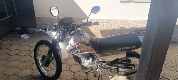 Moto xlr es super conservada.