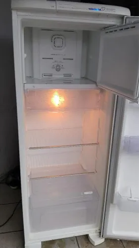 GELADEIRA COM DEFEITO, LIGANDO NORMAL SÓ NÃO GELA