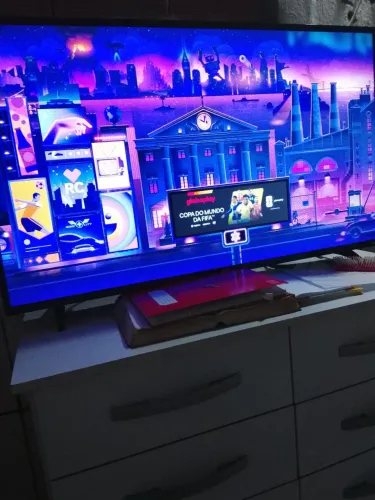 Tv marca Roku perfeito pouco tempo de uso..43 polegada