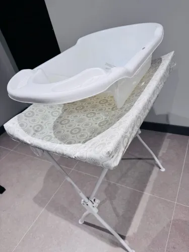 Trocador com banheira marca TUTTI BABY