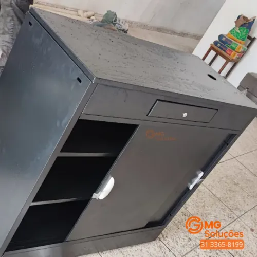 Balcão caixa fechado e vitrine com vidro