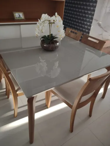 Conjunto mesa+5 cadeiras com assento estofado em tecido - Elegância e conforto para casa!