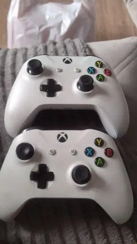 Vendo dois controles Xbox one s