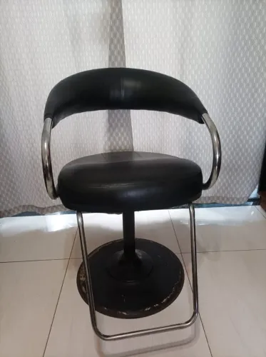 CADEIRA DE BARBEIRO / SALÃO - BOM ESTADO
